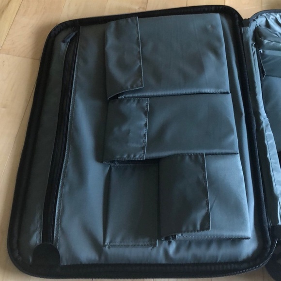 Targus Deluxe black laptop messenger bag NWT - Picture 4 of 13